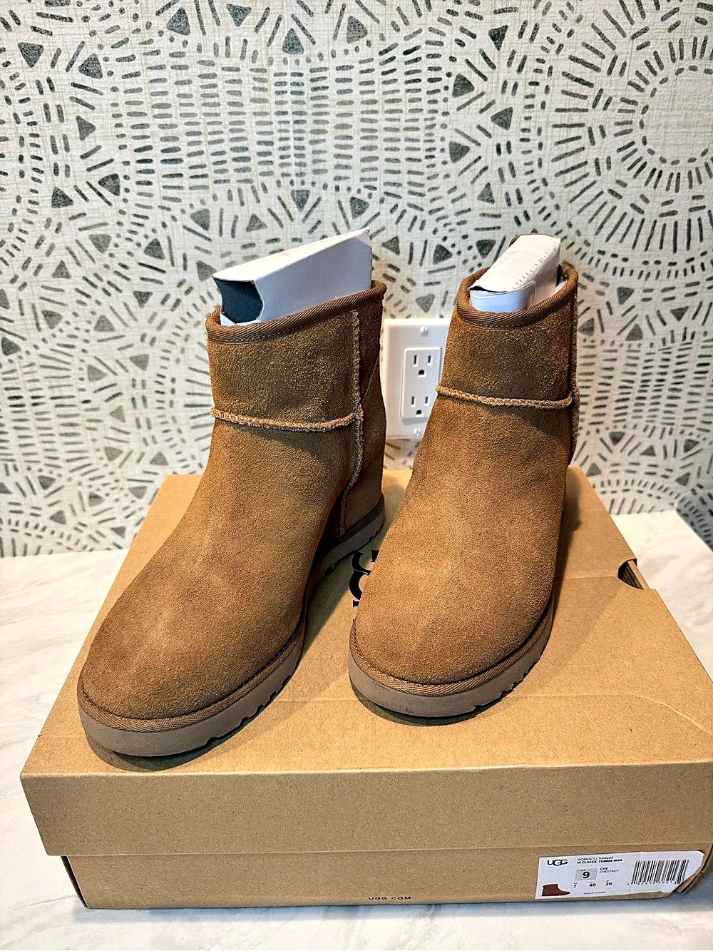 UGG Classic Femme Mini Boots in Chestnut US 9